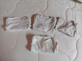 Lot de 4 bodys 6 mois Kiabi