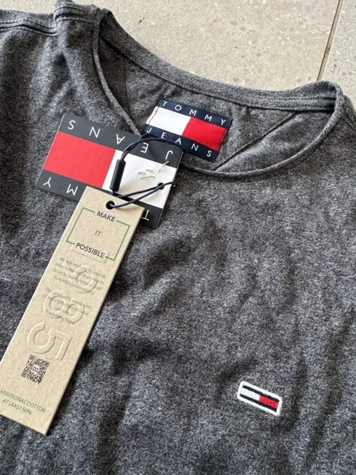 T-shirt gris Tommy Jeans, taille S, neuf avec étiquette valeur 30€ - photo numéro 2