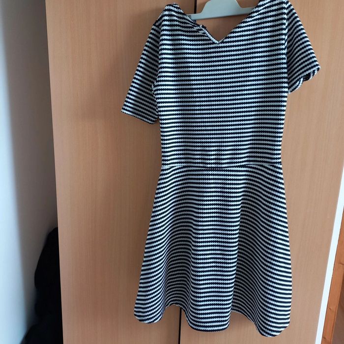 Robe rayée avec détail dentelle - photo numéro 3