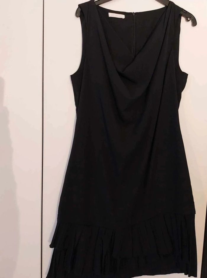 Robe fluide noire avec froufrou sur  le  bas  T 40 - photo numéro 7