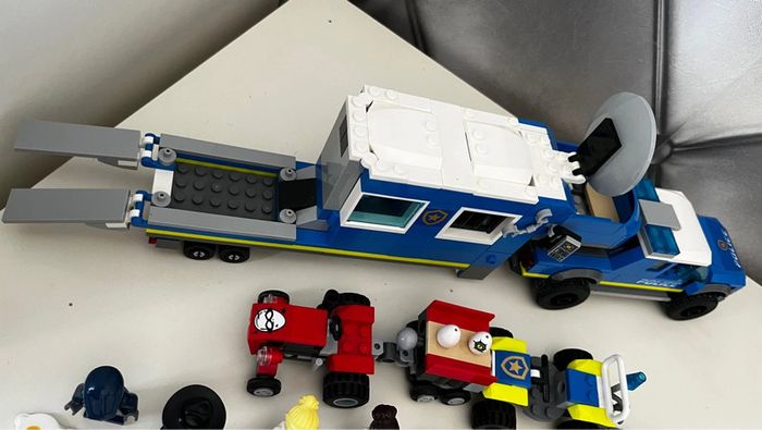 Lego City 60315 le camion de commandement mobile de la police - photo numéro 12