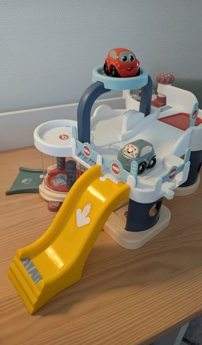 Garage little smoby + 2 voitures - photo numéro 2