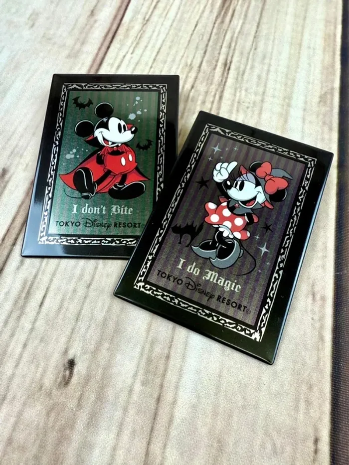 Lot de 2 badges Disney Halloween Mickey & Minnie Vampires Tokyo Disneyland