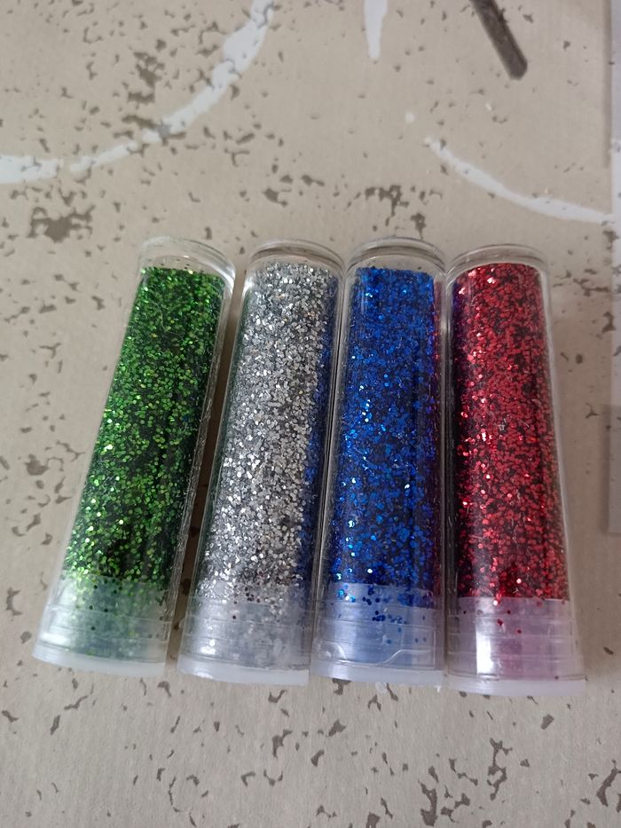 Lot de 4 tubes de paillettes
Vert
Bleu
Rouge
Argent