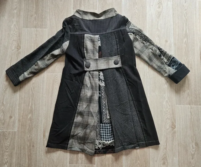 Manteau noir à motifs - photo numéro 3