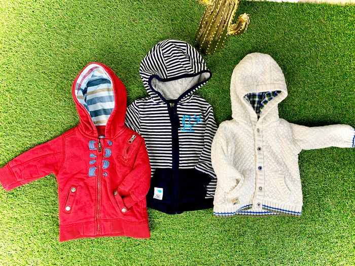 Lot de 3 pulls / gilets à capuche 6 mois