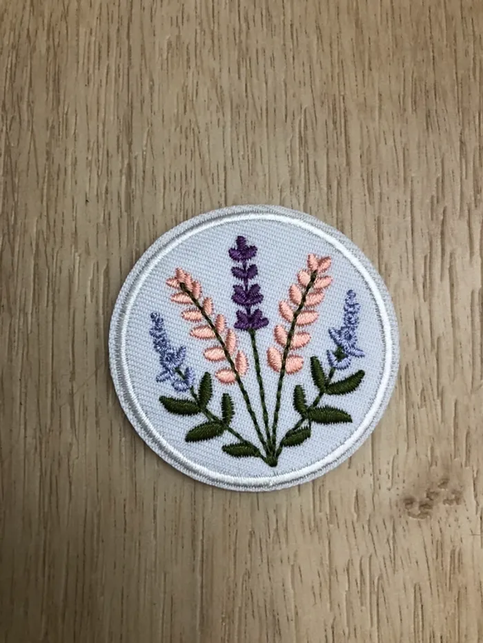 Écusson brodé fleur neuf