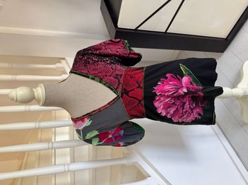 T Shirt Desigual noir et multicolore avec broderies fleuries