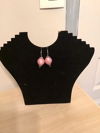 Boucle d’oreille forme ronde de coloris rose et argenté 3 cm long