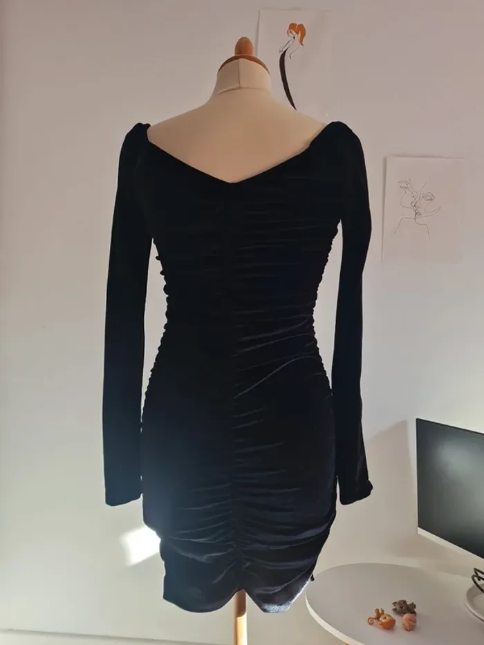 Robe noire moulante - photo numéro 2