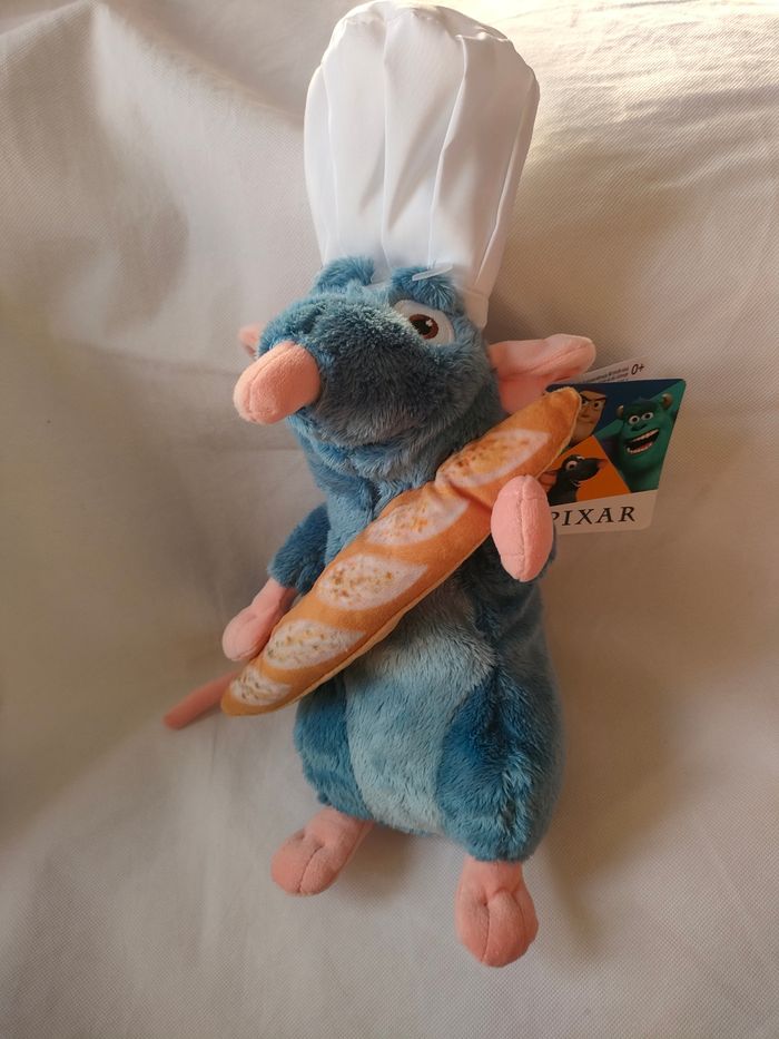 Ratatouille Remy avec Toque + Baguette peluche 25cm
