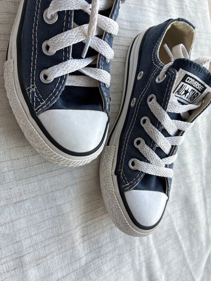 Converse taille basse bleu marine T29 en excellent état - photo numéro 3