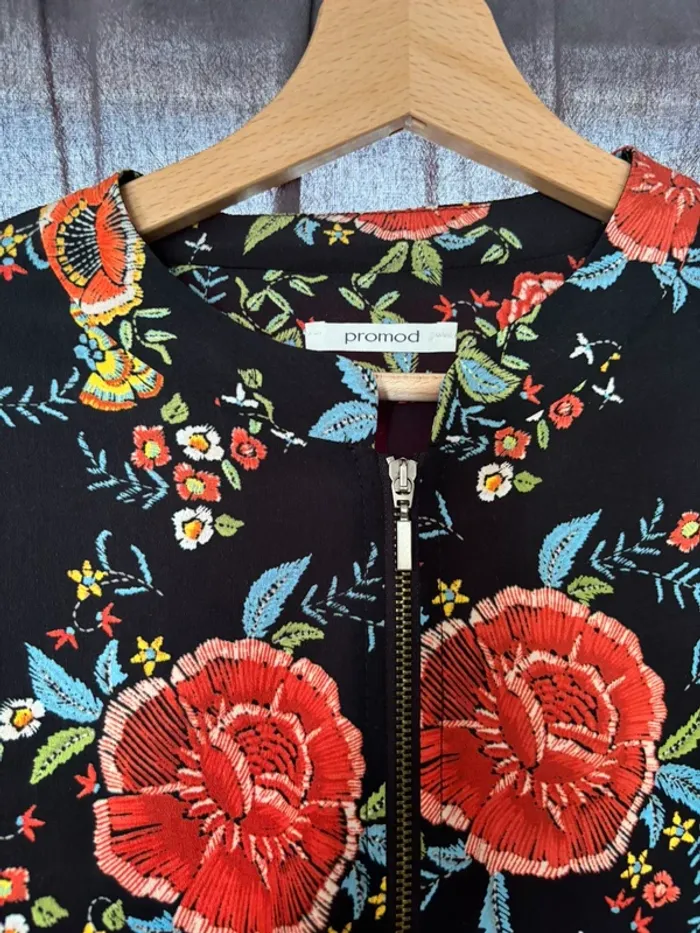 Veste noir style bomber à fleurs - photo numéro 3