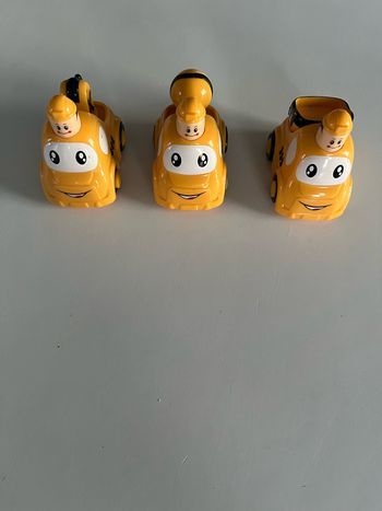 Lot de 3 véhicules jaunes à traction