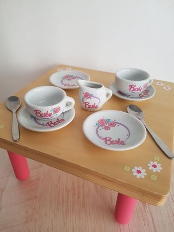 Table en bois Djeco et service à thé Barbie