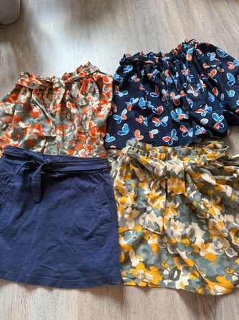 Lot jupes courtes et tee shirt  8 ans