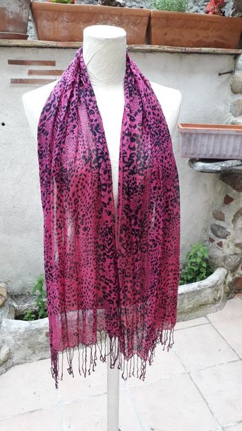 Foulard fuchsia tacheté de noir