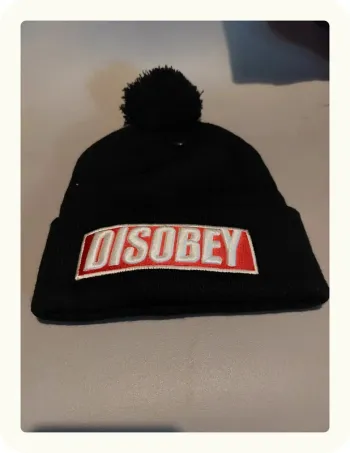 Bonnet noir dis obey