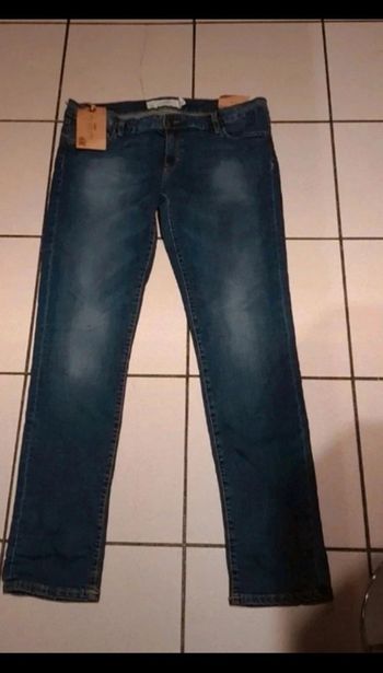 Jean slim femme taille 44. Neuf.