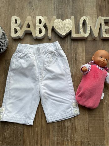 - Pantalon    - 1 mois  - Très bon état