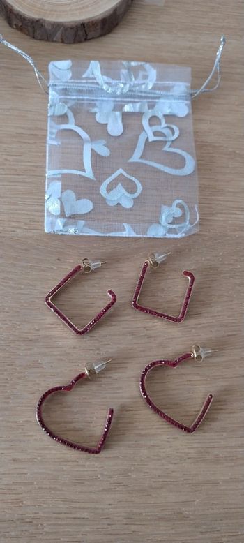 Créoles carrées et coeur rouge