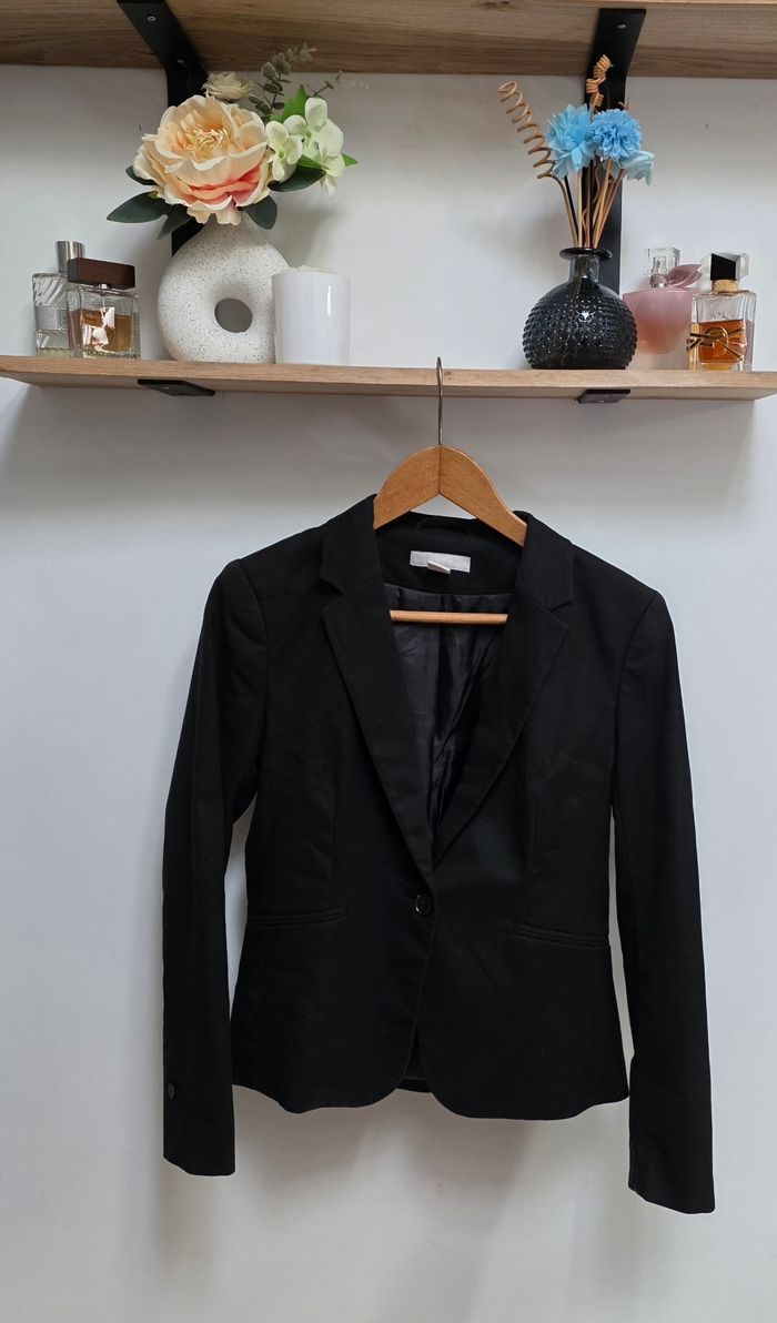H&M Blazer Noir Cintré Viscose Polyester Professionnel Chic Taille 38 Très bon état - photo numéro 1