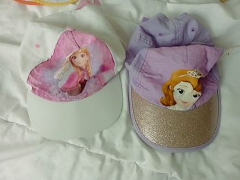 Lot 2 casquettes Reine des neiges et Sofia Disney 128/152 cm 2€