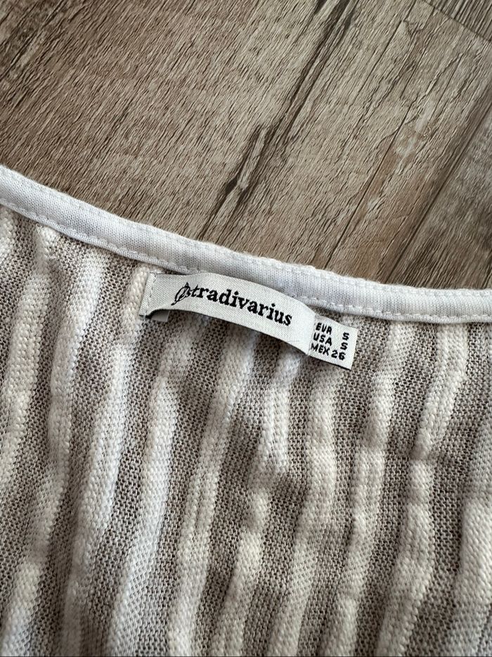 - Haut Stradivarius - Taille S - Très bon état, petit accro dans une manche - photo numéro 2