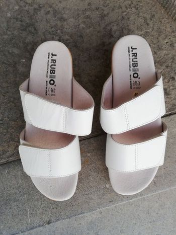 Mules blanches semelles avec ressorts