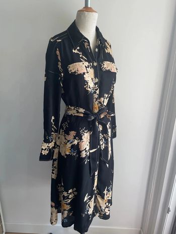Robe noire à fleurs Massimo Dutti, taille 36.