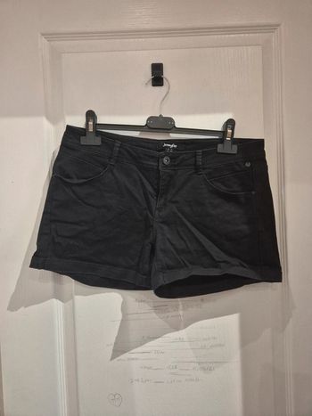 Short taille 40 neuf