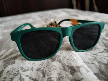 Lunettes solaires enfant verte neuves avec étiquette 