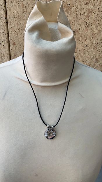 Collier lien noir avec un pendentif interchangeable lettre