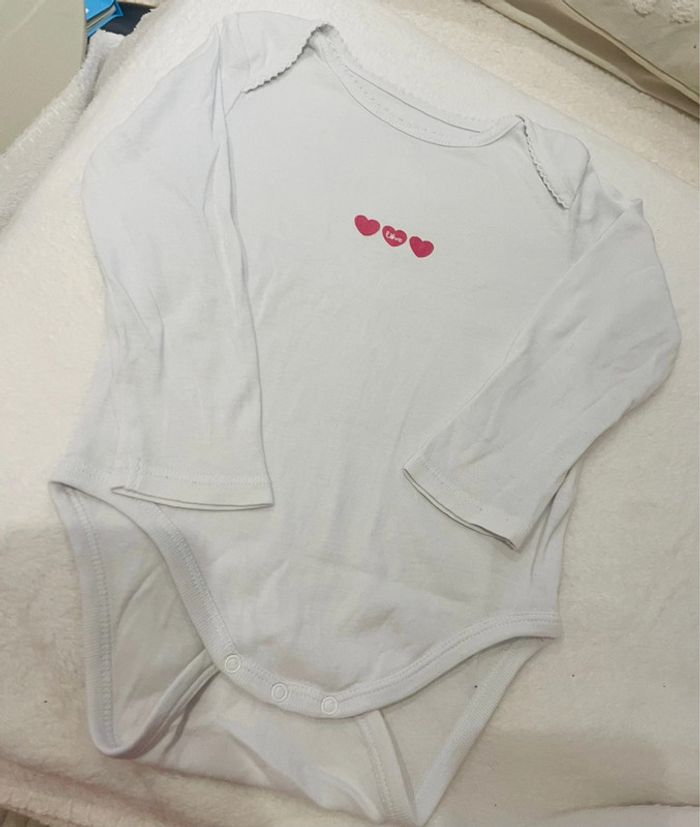 Body / Bodie blanc avec 3 petits cœurs rose Obaibi 18 mois 80cm - photo numéro 3