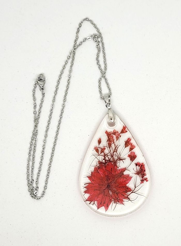 Bijoux création collier fleurs séchées éclats rouges