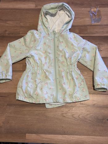 Je vend une veste léger fille taille 4 ans très bon état 
