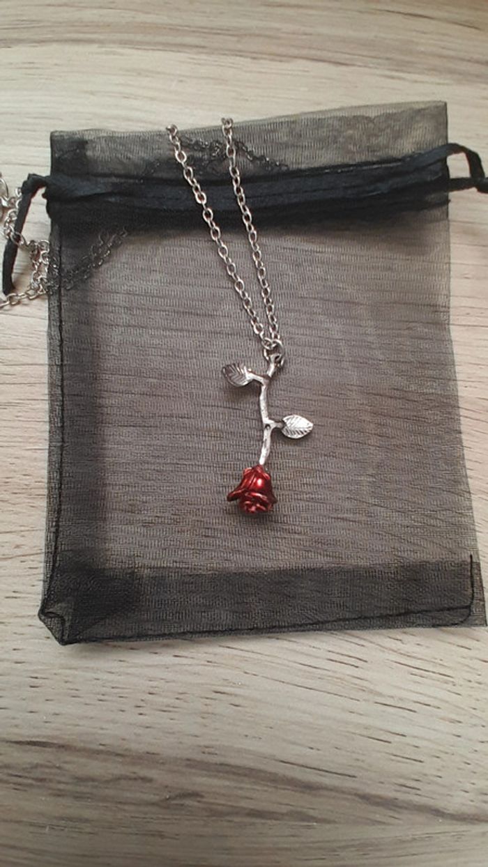 Collier Rose suspendue ( La Belle et la Bête)