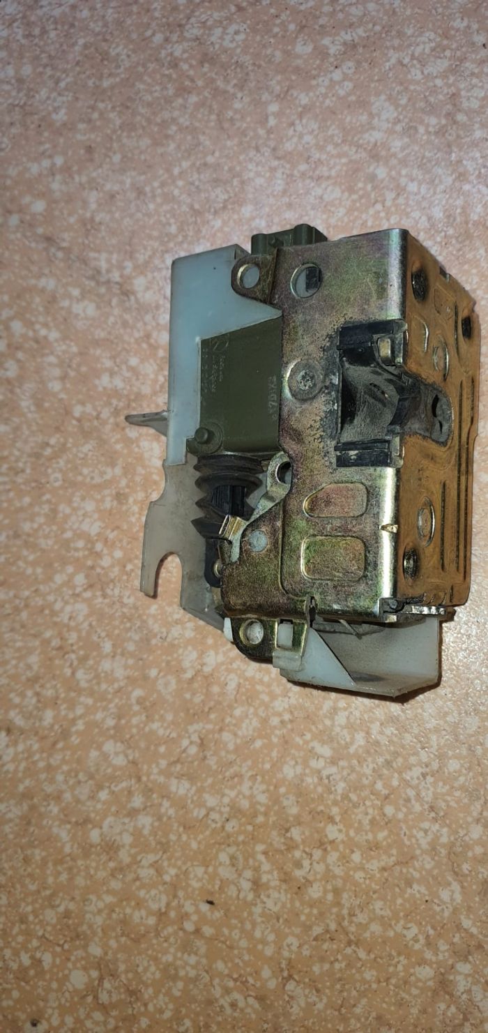 Serrure arriére coter conducteur - photo numéro 2