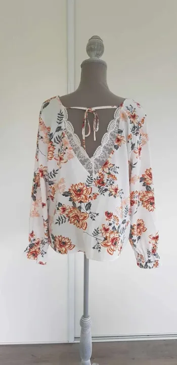 Blouse fluide manches longues dos nu en dentelle