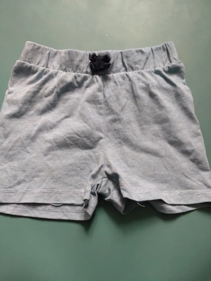 Short lupilu taille 3/4 ans