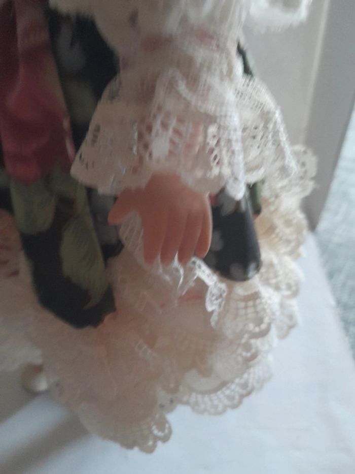 Poupée porcelaine fleurs et dentelles vintage - photo numéro 11