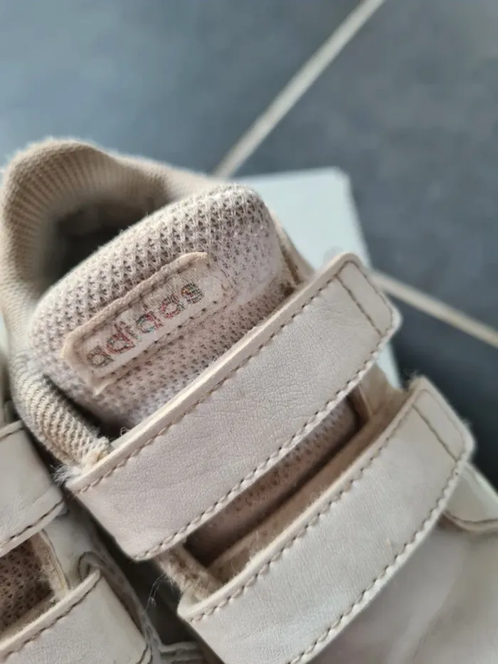 Baskets Adidas Taille 22 - photo numéro 5