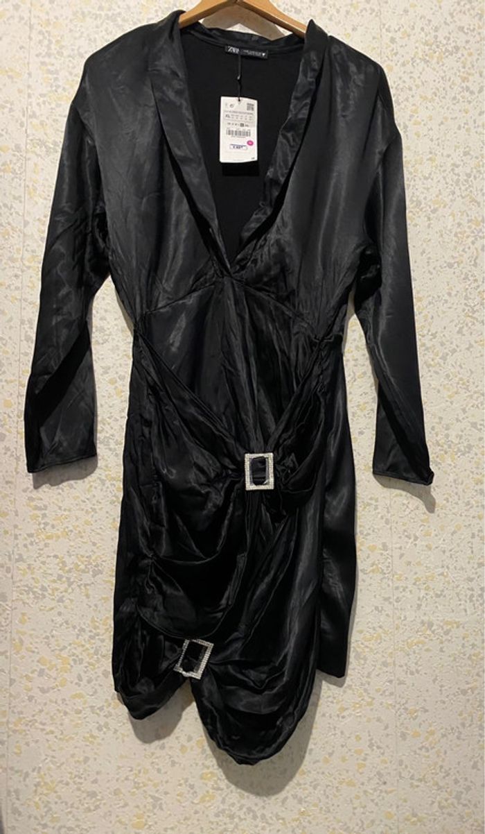 Robe Zara noir satin ceinture boucles 42