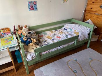 Lit enfant Hoppekids 70×160 – bois massif – matelas premium – état impeccable