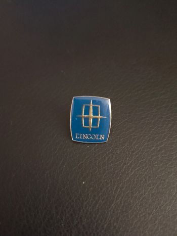 Pin's logo Lincoln auto Luxe