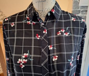 Chemise fluide noire imprimée de carreaux et de fleurs