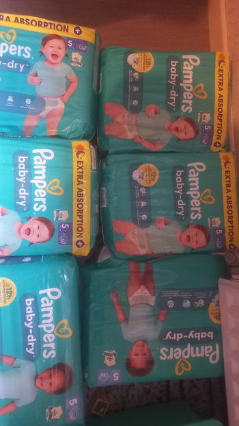 Pampers 6 paquets (4 paquets taille 5+ et 2 paquets taille 5)