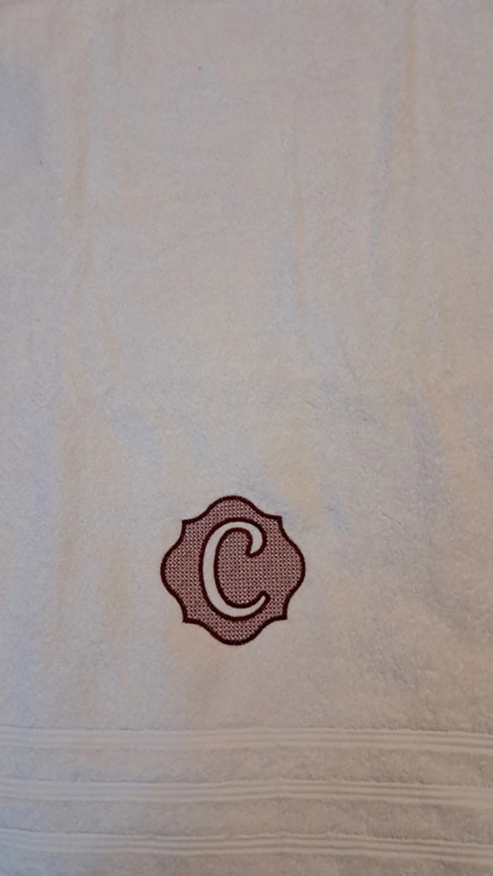 Serviette de toilette brodée monogramme C - photo numéro 2