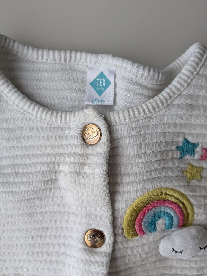 🌦️ Gilet bébé fille – Taille 24 mois – Motif arc-en-ciel - photo numéro 3