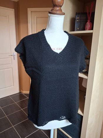 Pull sans manche noir destroy col V